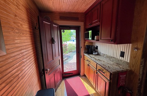 Jonesville Cottage | E&A Cottage in heart of downtown Elkin