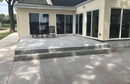 Neenah House | EAA Rental Available - Gorgeous Water Front Property - 25 min from EAA