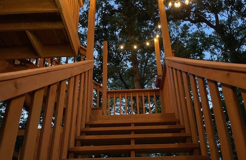 Florence House | Eagle Crest Treehouse with lake view.