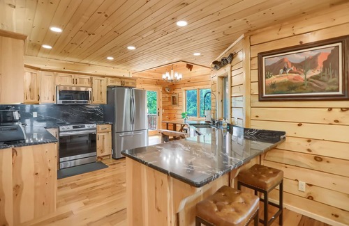 Huntingdon Apartment | Eagle's Escape - Mountain top lodge with spectacular views