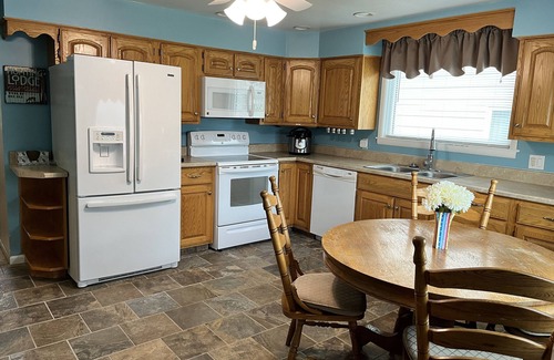 Gladstone Cottage | "Eagle's Retreat" Vacation Cottage With Gorgeous Park And Lake Views