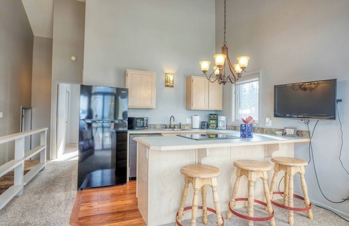 Lakeside Bed & Breakfast | Eagle View Apartment - Cozy Lakeside Retreat
