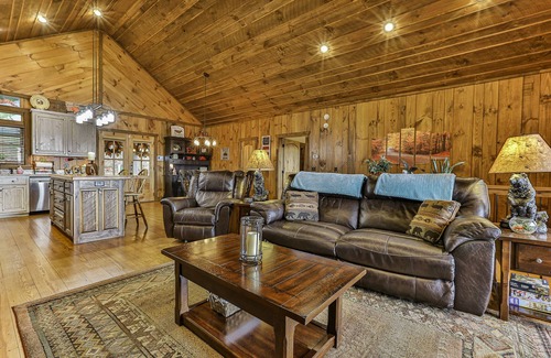 Mineral Bluff Cabin | EAGLES CREST - Long Range Layered Mountain Views in peaceful neighborhood!
