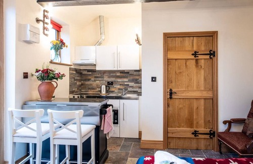 Grafton Regis Cottage | Eakley Stables 1 - Woody: Cosy Countryside Retreat close to Milton Keynes