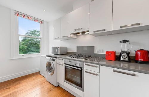 Ealing Common Apartment | Ealing Broadway - Lovely 2-bedroom flat with offstreet parking