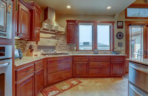Mountain View House | Earth Water Fire 4 Bdrm Home with Spacious Deck - 30 Day Minimum home