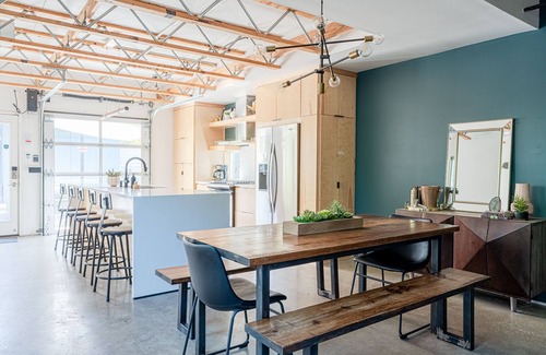 East Cesar Chavez House | East Austin Oasis: Modern Main House + Backyard Loft w/Kitchenette, Fenced Yard