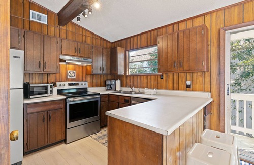 East Beach House | East Beach Cottage with EZ beach access, sleeps 10