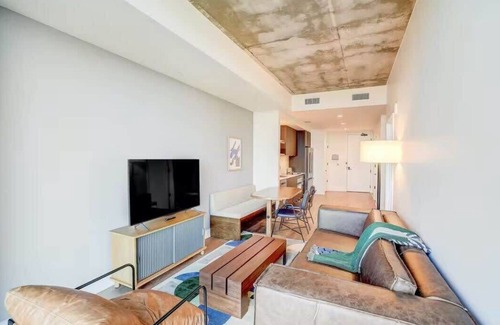 Rainey Street Historic District Condo | East Cider |Heated Rooftop Pool| Lux by Barclé Group