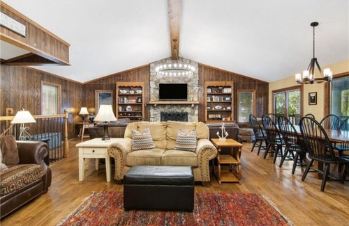 Six Mile House | East Cove Traditional Lake Keowee Lodge