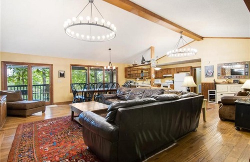 Six Mile House | East Cove Traditional Lake Keowee Lodge