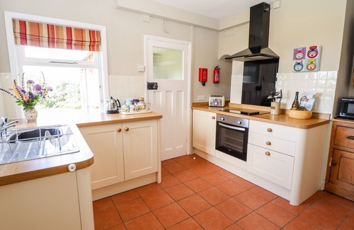 Holton Le Clay Cottage | EAST FARM COTTAGE, family friendly, with open fire in Market Rasen