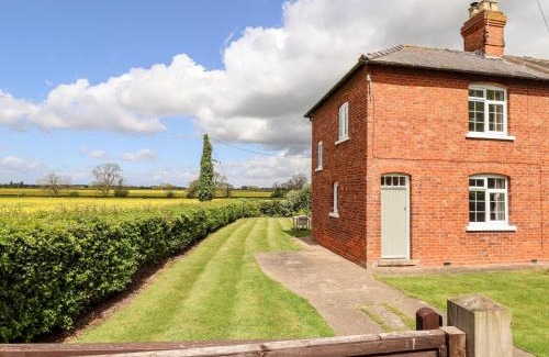 Holton Le Clay House | East Farm Cottage