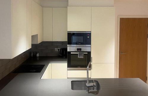 Canning Town Apartment | East London 2-Bed Apt Sleeps 4 7 min walk to Tube