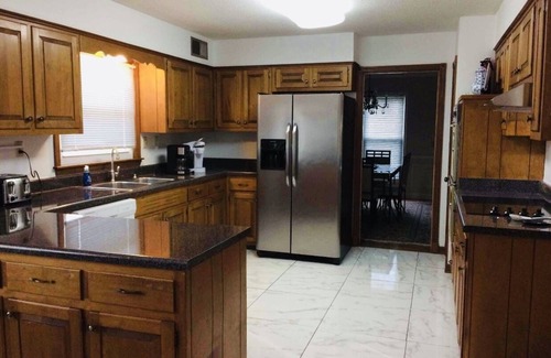 Ellendale House | East Memphis Very Quiet Large 5 BR,3 Bath,10 beds with King sleeps 14