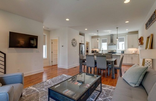 Katie Hill Neighborhood House | East Nash 8 min to DT! Sleeps 8