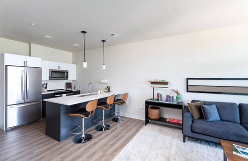 Lower East Side Apartment | East Side Luxury 1BR Apt - Near Brady St with Balcony and Lounge
