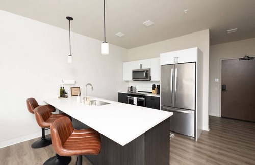 Lower East Side Apartment | East Side Luxury 1BR Apt - Near Brady St with Balcony and Lounge