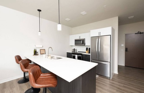 Lower East Side Apartment | East Side Luxury 1BR Apt - Near Brady St with Balcony and Lounge