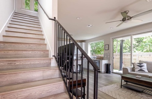 Govalle House | Eastside Escape *backyard games, Walk to Bars, Brews & Good Eats*