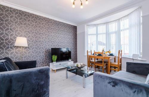 Rhyl House | "Eastville Court Rhyl" by Greenstay Serviced Accommodation - A Cosy 2 Bedroom Bungalow with Parking, Dog Friendly, Close To Beaches, Shops & Restaurants - Ideal for Families, Friends, Couples & Business Travellers