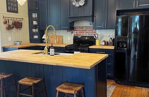 William's Wharf House | Eastwinds the "Holiday House" Spacious 5-bedroom house on the water in VA