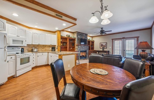 White Oak Lodge Condo | Easy Access, First Floor Beautiful Condo