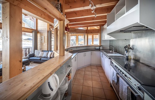 Les Prodains Ski Chalet | EASY ACCESS TO MOUNTAINS, ALL ENSUITE, STUNNING VIEWS, BRIGHT AND SPACIOUS