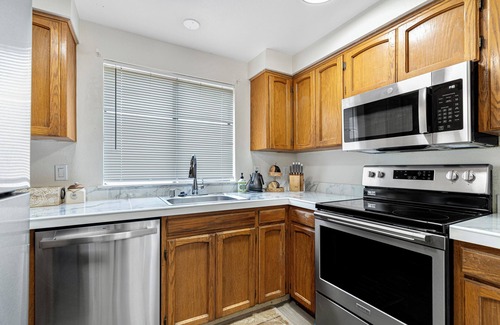 Kenmore Apartment | Easy Commute 4 beds Condo Steps from Scenic Trails