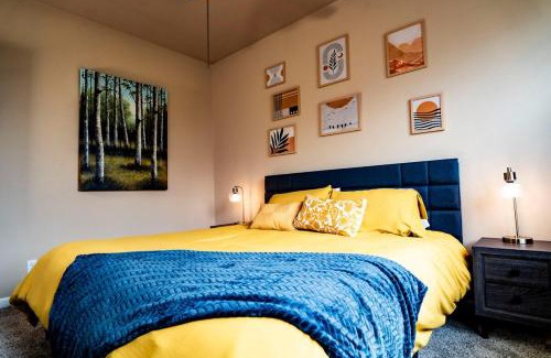 Old Southwest Apartment | Eat-Sleep-Stroll-Repeat! Walkable Midtown 2BR Home