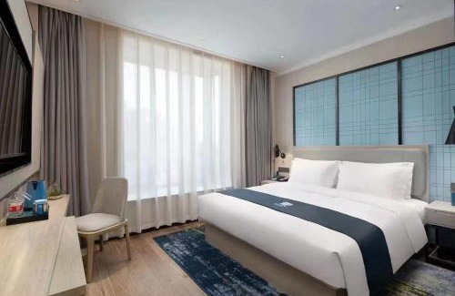 Qingshan Hotel | Echarm Hotel Wuhan High-speed Rail Peace Park Metro Station