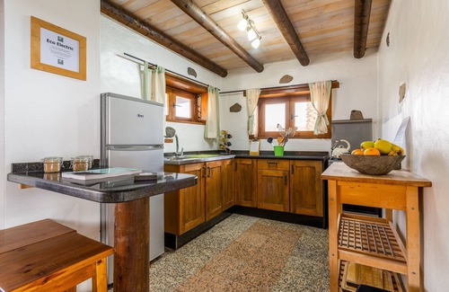 Haria House | Eco Barn, Pool, Play Area, 5min walk to Golden Sandy Beach and Restaurants