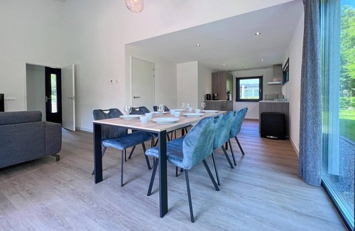 Dirkshorn House | Eco-friendly villa with terrace and garden