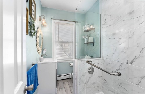 Smith Hill Apartment | Eco Lux stay in Providence with chefs kitchen & large living spaces+EV charging