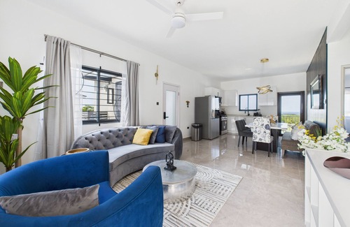 Runaway Bay Villa | Eco-Luxe Ocean View 6-bed villa with Pool-Pickleball-Golf-Gated-WiFi & AC for 10