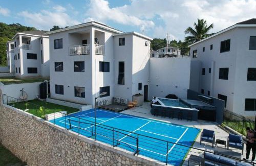 Runaway Bay Villa | Eco-Luxe Ocean View Villa, Gated with Pickleball & Pool for 10