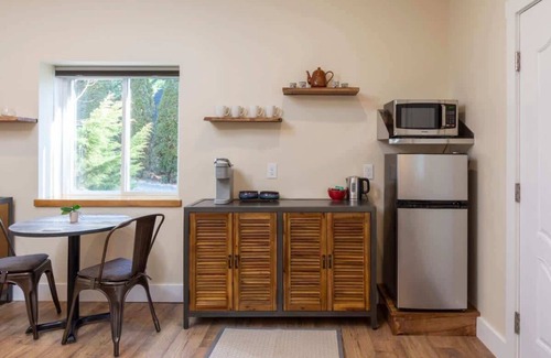 Malvern Hills House | Eco-Luxury Studio King Bed West AVL Biltmore