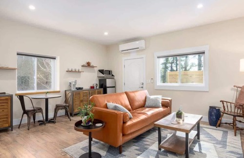 Malvern Hills House | Eco-Luxury Studio King Bed West AVL Biltmore