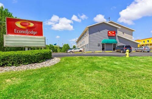 Montrose Cabin | Econo Lodge Akron Copley Northwest