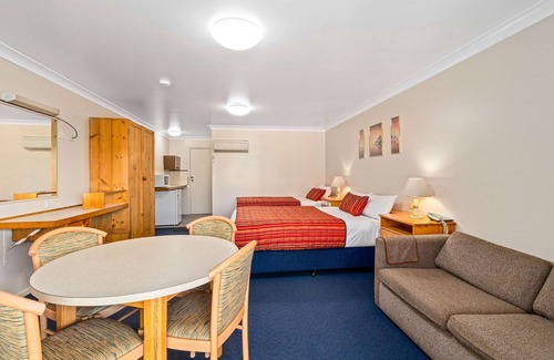 Cowra Hotel | Econo Lodge Alabaster