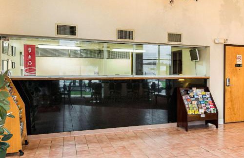 Clinton Cabin | Econo Lodge Andrews AFB