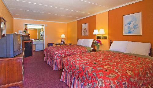 North Burnet Cabin | Econo Lodge Austin North near The Domain
