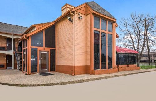 North Burnet Cabin | Econo Lodge Austin North near The Domain