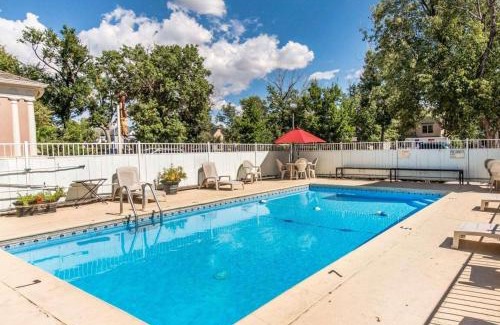 Central Colorado Springs Cabin | Econo Lodge Colorado Springs Downtown