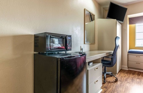 Evansville Hotel | Econo Lodge Inn & Suites Evansville