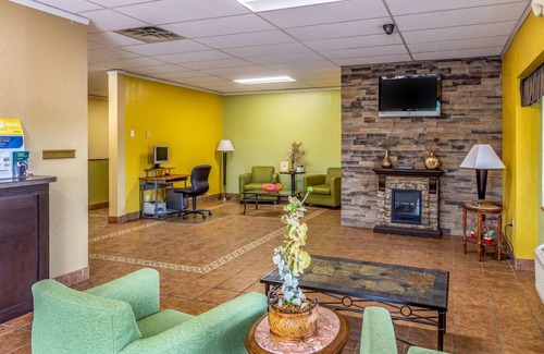 Newton Hotel | Econo Lodge Inn & Suites Newton