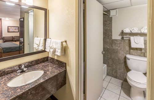 Newton Hotel | Econo Lodge Inn & Suites Newton