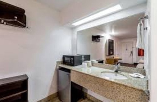 Government Hill Hotel | Econo Lodge Inn & Suites San Antonio near Frost Bank Center