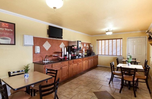 Government Hill Hotel | Econo Lodge Inn & Suites San Antonio near Frost Bank Center