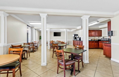 Bradley Hotel | Econo Lodge Mt. Hope - Beckley